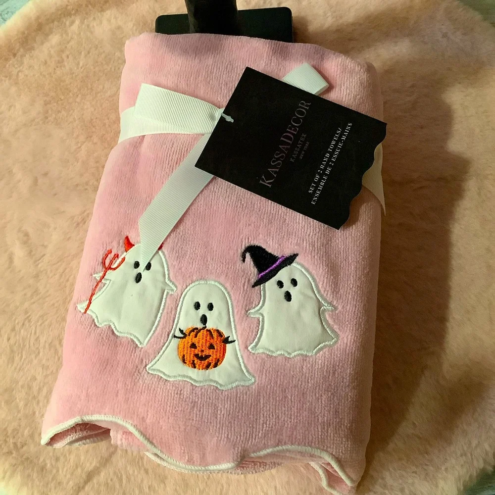 KASSADECOR Set Of 2 Pink Costume Ghost Hand Towels